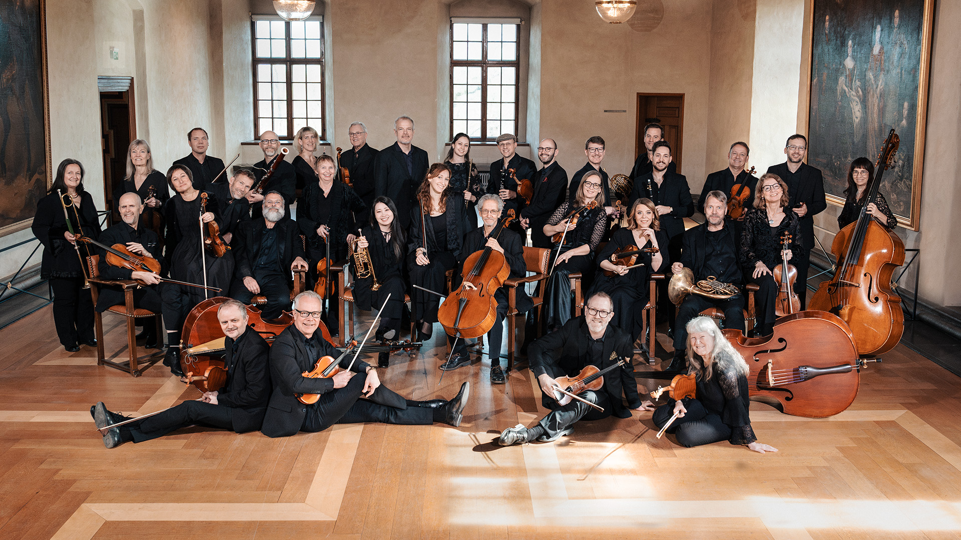 Gruppbild på Svenska Kammarorkestern i Rikssalen på Örebro Slott.